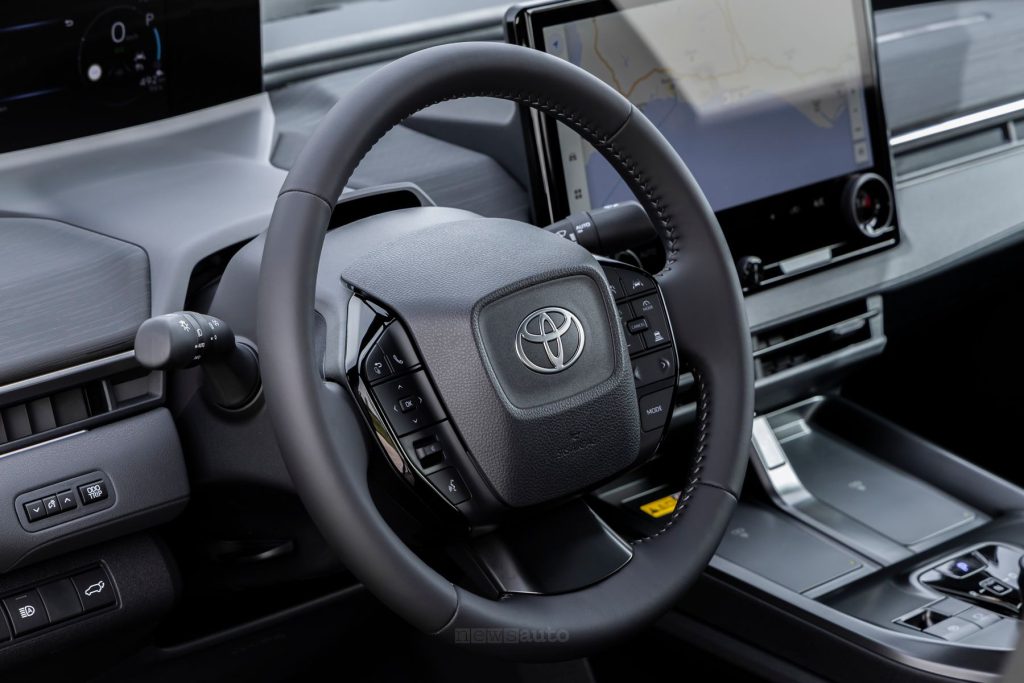 Toyota C−HR+ volante