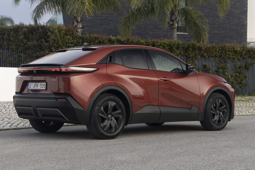 Toyota C−HR+ posteriore 3/4