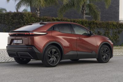 Toyota C−HR+ posteriore 3/4
