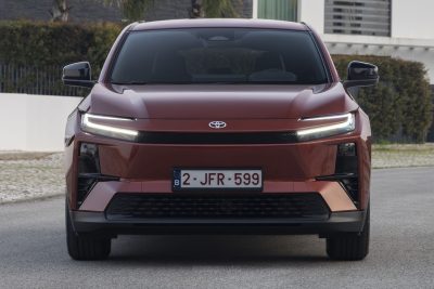 Toyota C−HR+ frontale, firma luminosa