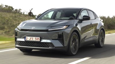Toyota C−HR+ su strada