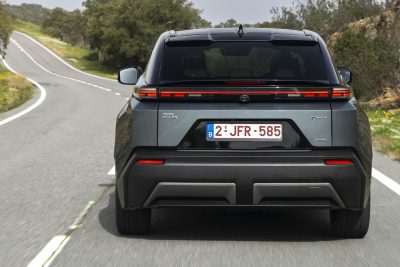 Toyota C−HR+ su strada