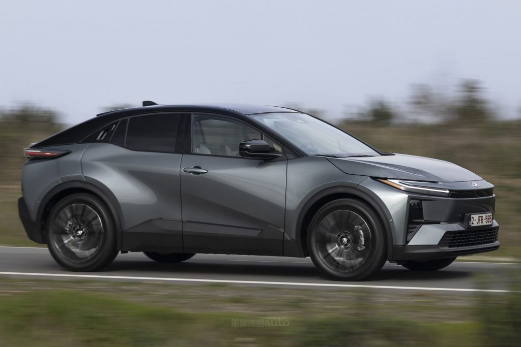 Toyota C−HR+ su strada
