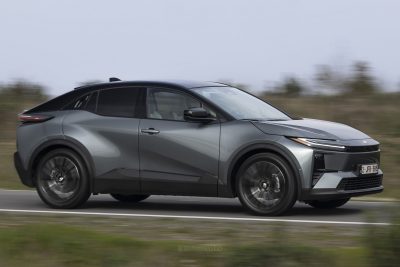 Toyota C−HR+ su strada