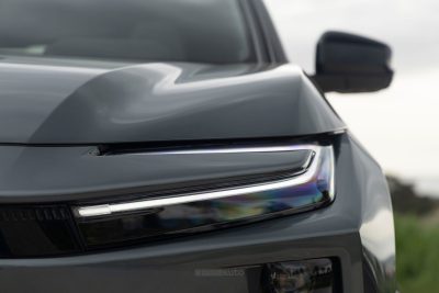 Toyota C−HR+ faro anteriore firma luminosa