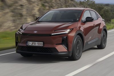 Toyota C−HR+ su strada