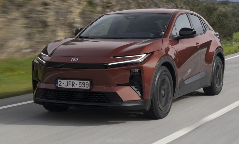 Toyota C−HR+ su strada