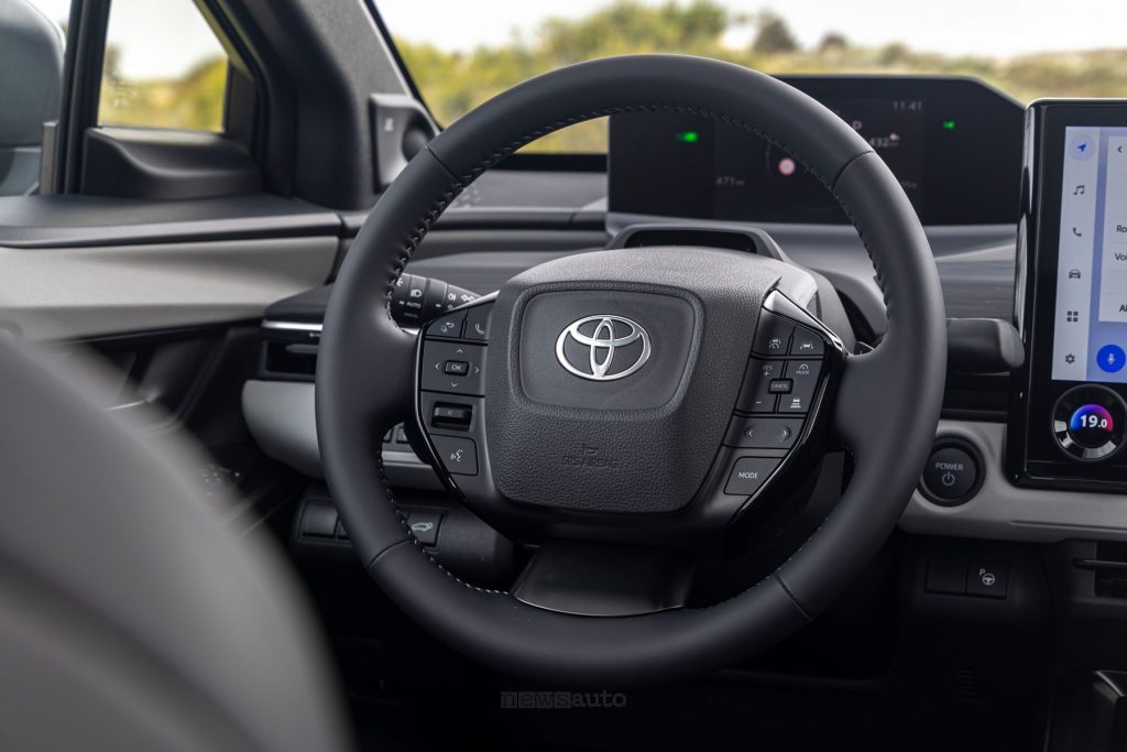 Toyota C−HR+ volante