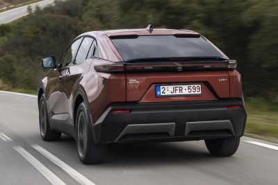 Toyota C−HR+ su strada