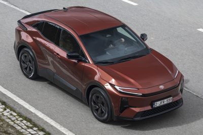 Toyota C−HR+ su strada