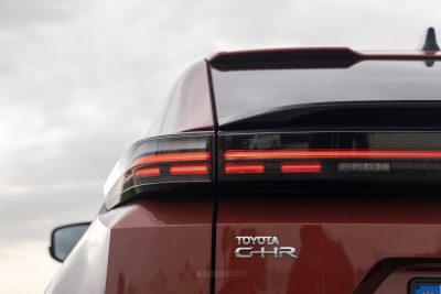 Toyota C−HR+ faro posteriore firma luminosa