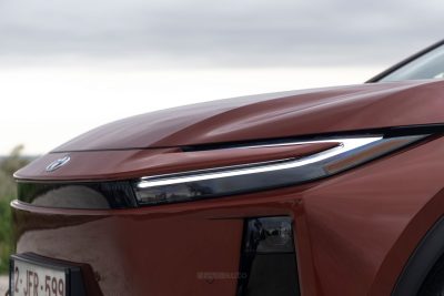 Toyota C−HR+ faro anteriore firma luminosa