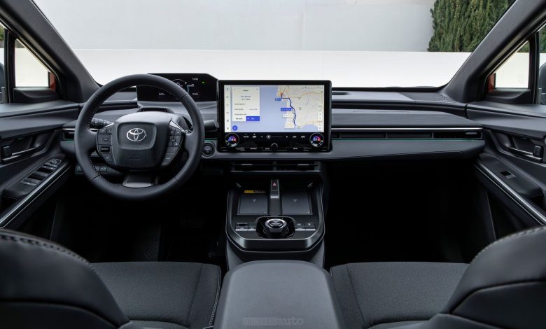 Toyota C−HR+ plancia abitacolo