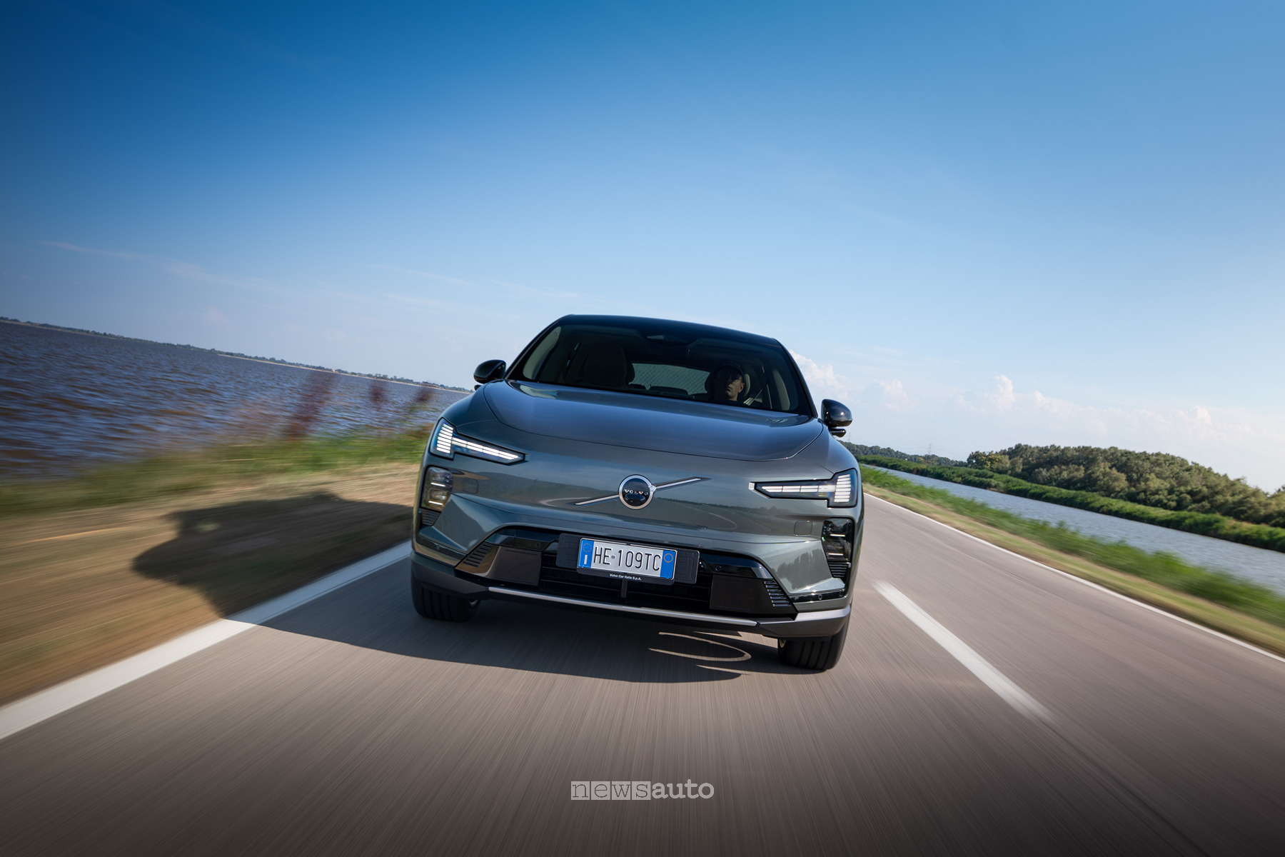 Volvo EX60 P10 Ultra vista frontale in movimento