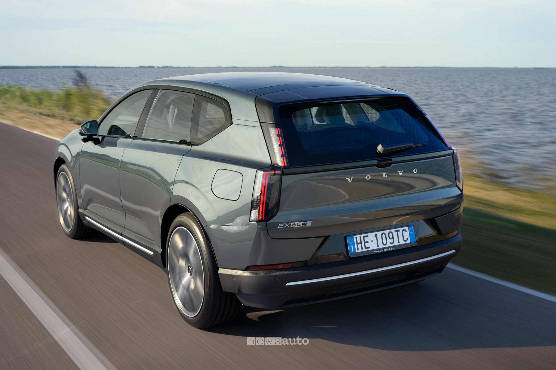 Volvo EX60 P10 Ultra vista posteriore in movimento
