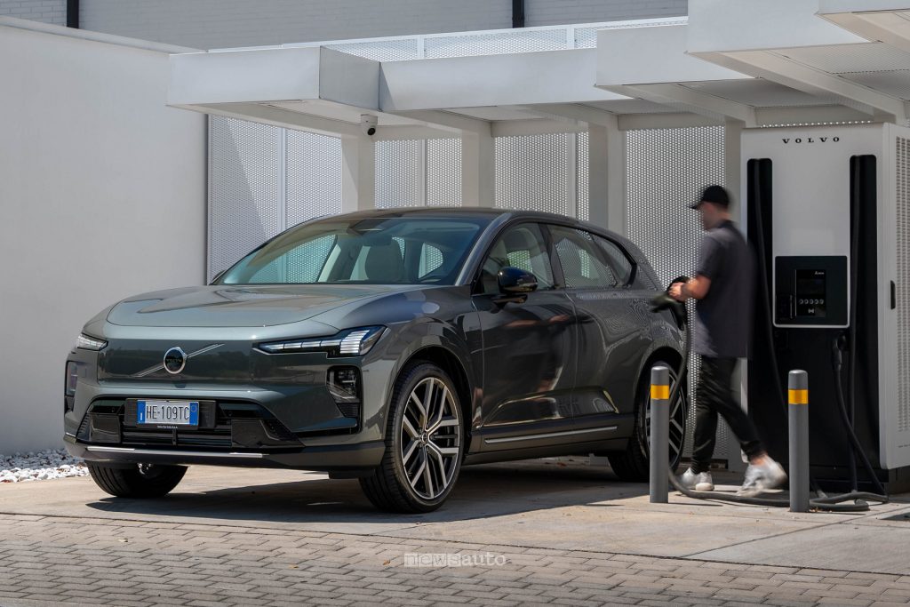 Volvo EX60 P10 Ultra in ricarica