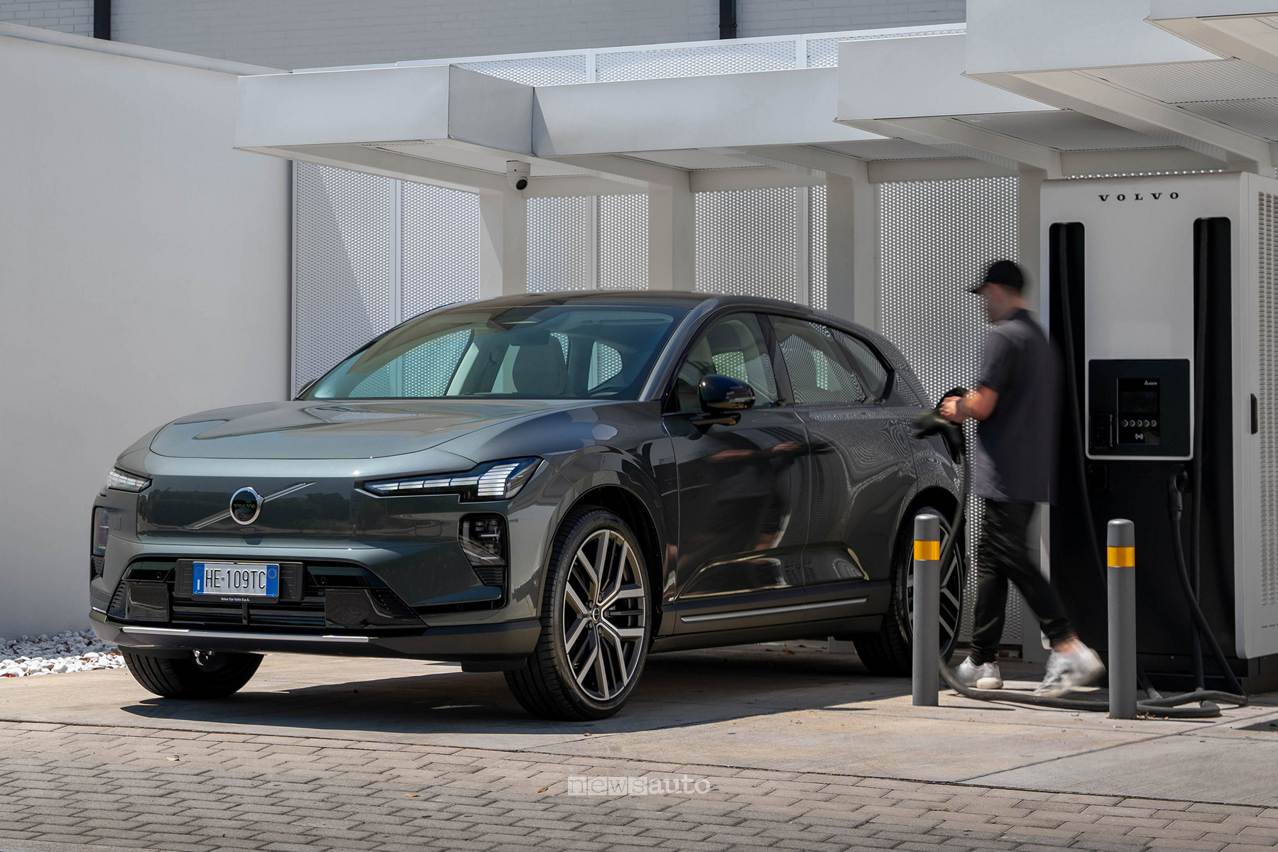 Volvo EX60 P10 Ultra in ricarica