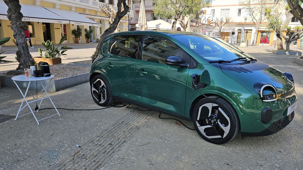 La Twingo è dotata della tecnologia V2L che permette di avere una presa di corrente da 220 Volt con potenza fino a 3,7 kW (in foto è collegata una macchinetta del caffè)