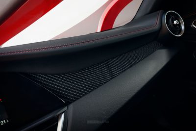 Alfa Romeo Giulia Pack Performance dettagli in fibra di carbonio sulla plancia