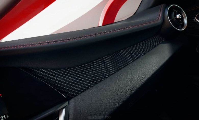 Alfa Romeo Giulia Pack Performance dettagli in fibra di carbonio sulla plancia