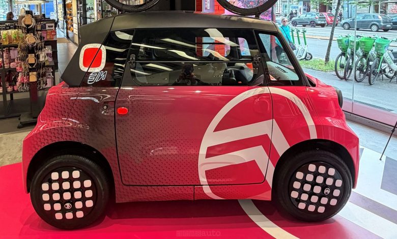 Citroen Ami in livrea rosa nella Maison Citroen alla Milano Design Week 2026