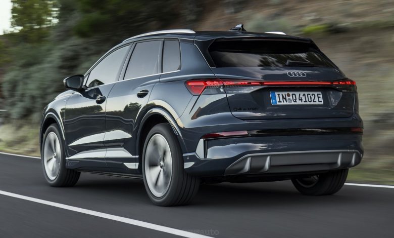 Audi Q4 SUV e-tron su strada
