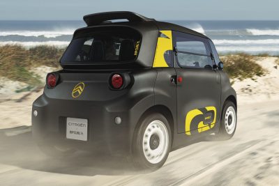Citroën Ami Rip Curl in azione sulla spiaggia