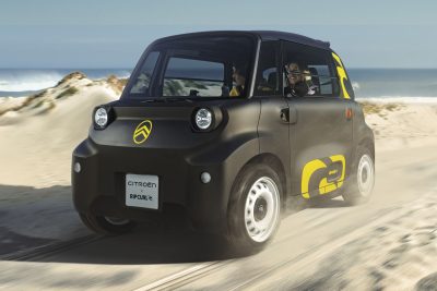 Citroën Ami Rip Curl in azione sulla spiaggia