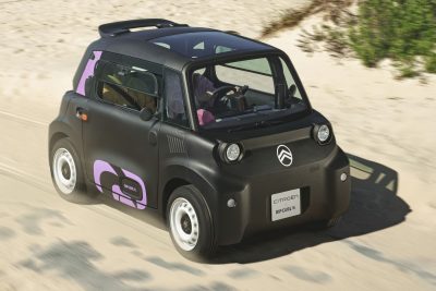 Citroën Ami Rip Curl in azione sulla spiaggia