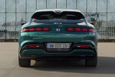 Denza Z9GT posteriore, firma luminosa
