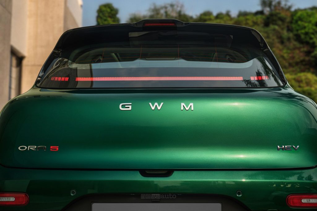 GWM Ora 5 portellone e firma luminosa posteriore