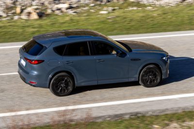 Mazda CX-60 PHEV su strada