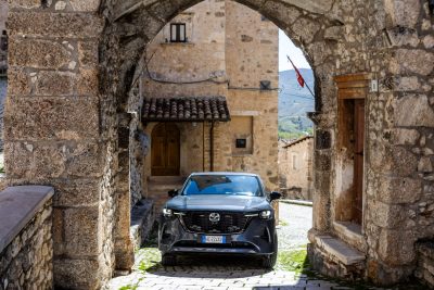 Mazda CX-60 PHEV nel borgo di Santo Stefano di Sessanio in Abruzzo