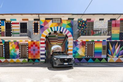 Mazda CX-60 PHEV su strada nel borgo di Aielli in Abruzzo