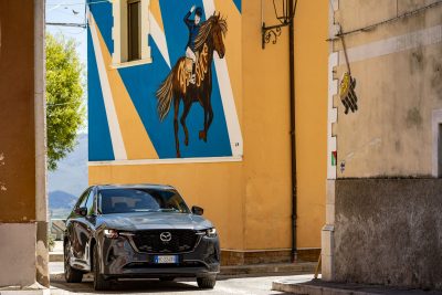 Mazda CX-60 PHEV su strada nel borgo di Aielli in Abruzzo