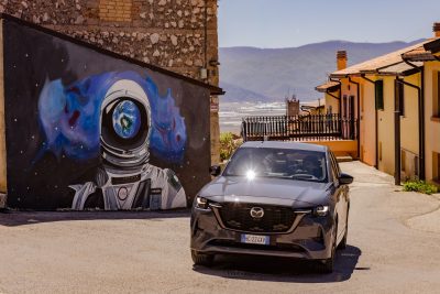 Mazda CX-60 PHEV su strada nel borgo di Aielli in Abruzzo