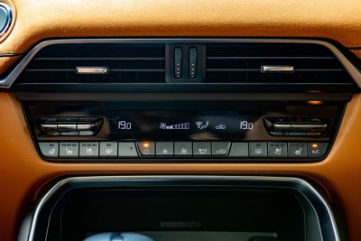 Mazda CX-60 PHEV comandi del clima sulla plancia