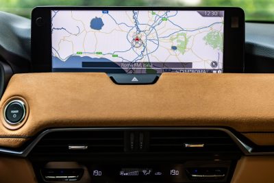 Mazda CX-60 PHEV navigatore display infotainment da 12,3"