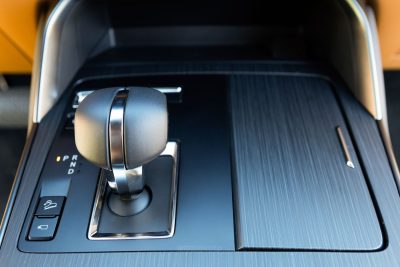 Mazda CX-60 PHEV leva cambio automatico