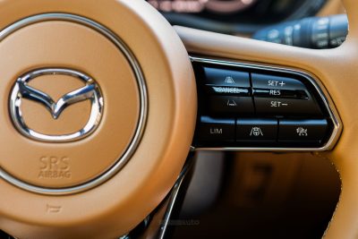 Mazda CX-60 PHEV pulsanti ADAS sul volante