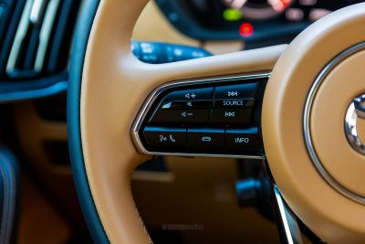 Mazda CX-60 PHEV pulsanti audio sul volante