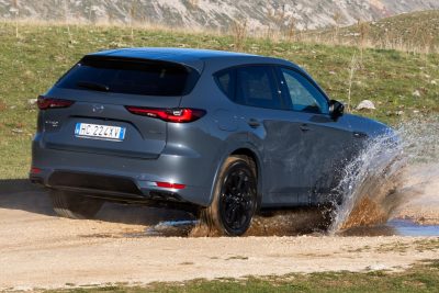 Mazda CX-60 PHEV in azione sullo sterrato