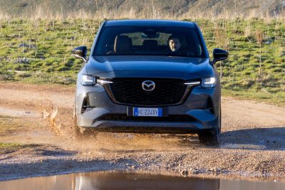 Mazda CX-60 PHEV in azione sullo sterrato
