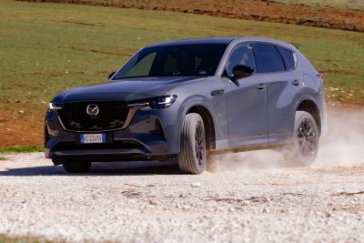 Mazda CX-60 PHEV in azione sullo sterrato