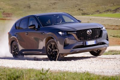 Mazda CX-60 PHEV in azione sullo sterrato