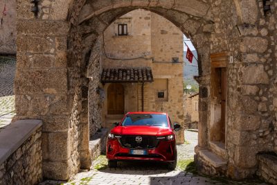 Mazda CX-60 diesel su strada nel borgo di Santo Stefano di Sessanio in Abruzzo