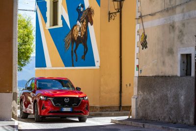 Mazda CX-60 diesel su strada nel borgo di Aielli in Abruzzo