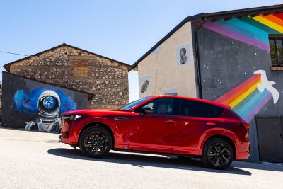 Mazda CX-60 diesel su strada nel borgo di Aielli in Abruzzo