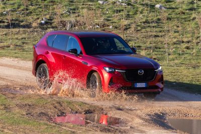Mazda CX-60 diesel in azione sullo sterrato