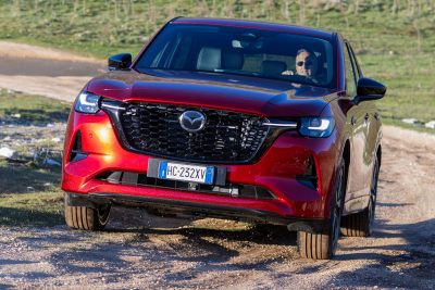 Mazda CX-60 diesel in azione sullo sterrato